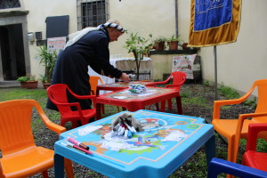 I preparativi dei tavoli del Laboratorio di Disegno per bambini